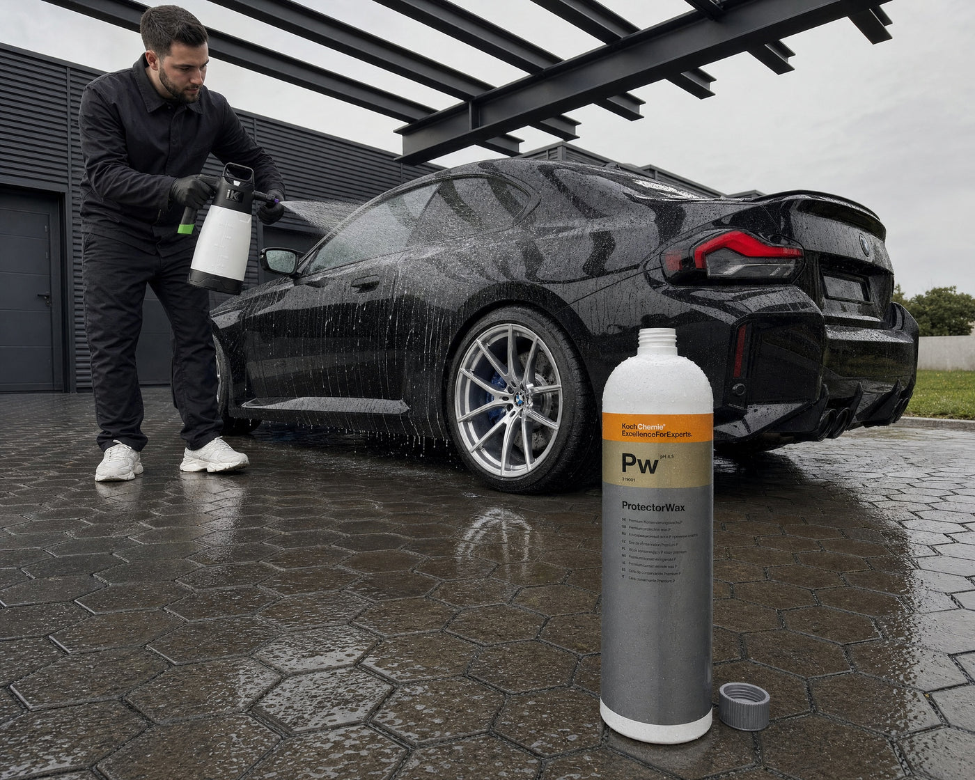Detailing1 Koch-Chemie Protector-Wax Pw 1 Liter: Nassversiegelung auf den nassen BMW M2 sprühen, Carport (Desktop)