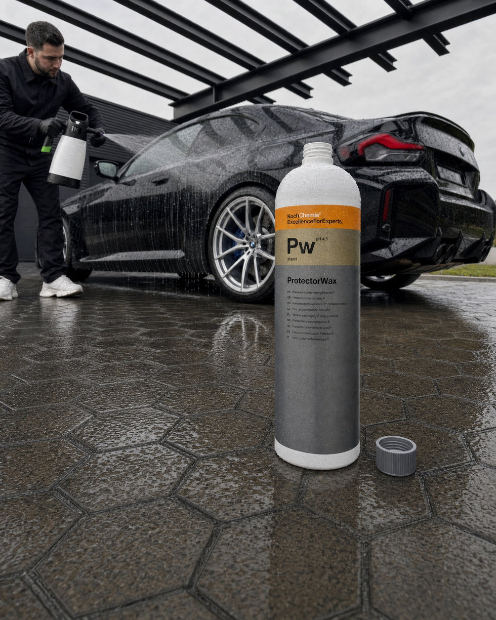 Detailing1 Koch-Chemie Protector-Wax Pw 1 Liter: Nassversiegelung auf den nassen BMW M2 sprühen, Carport (Mobile)