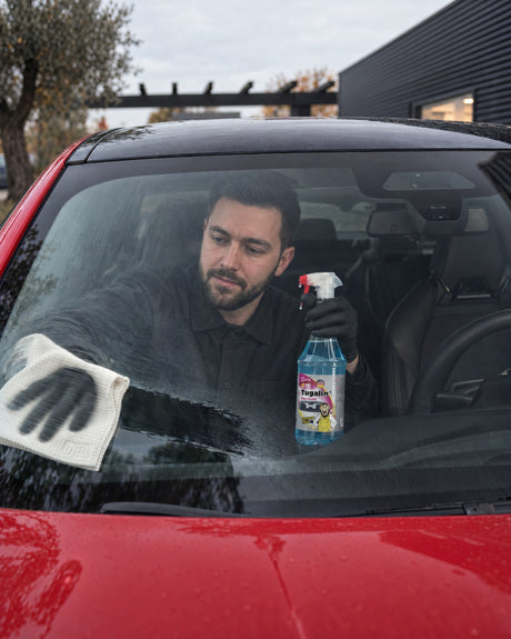 Tugalin Glas-Teufel e GYEON GlassWipe EVO durante la pulizia del vetro interno della BMW M5 — mostrato nell'articolo «L'auto si appanna dentro: perché un vetro pulito resta limpido più a lungo»