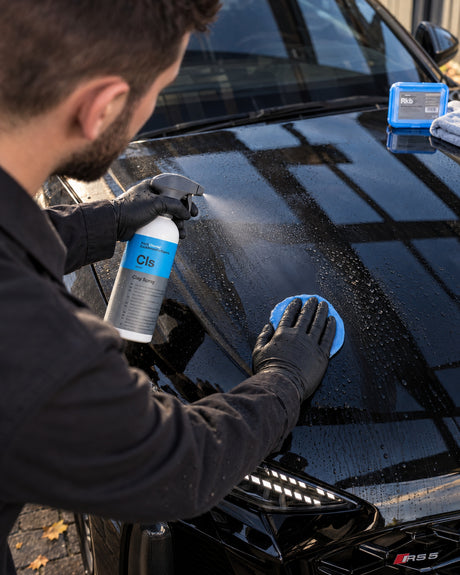 Detailing1 clay bar en la pintura — Koch-Chemie Rkb se desliza con Clay Spray Cls en líneas rectas por el capó