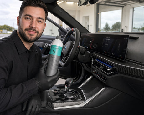 Daniel hält Koch-Chemie Top Star Ts an der offenen Fahrertür eines schwarzen BMW M2 — gezeigt im Artikel Kunststoffpflege für