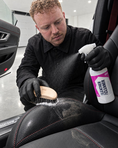 Detailing1 GYEON Q2M LeatherCleaner Natural 500 ml — Jasper sprüht in die LeatherBrush und bürstet die Sitzwange
