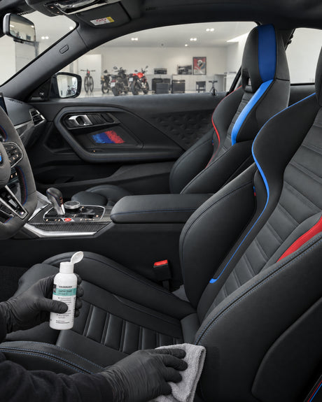COLOURLOCK Leather Shield steso sottile — mostrato nell’articolo «Cosa protegge un sigillante per pelle auto e cosa no»