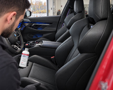 Detailing1 cuero BMW — brillo grasiento en el lateral del asiento de un BMW M5, Daniel con COLOURLOCK Leather Cleaner (Mild)