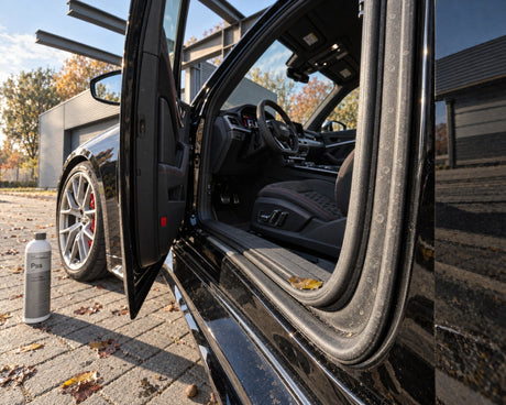 Koch-Chemie Plast Star junto a la puerta abierta de un Audi RS 5 con la goma polvorienta y apagada antes de la primera helada