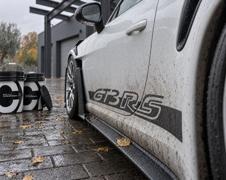 Koch-Chemie Detailing Bucket: dos cubos de lavado junto a la puerta sucia de un Porsche 911 GT3 RS blanco con lluvia otoñal