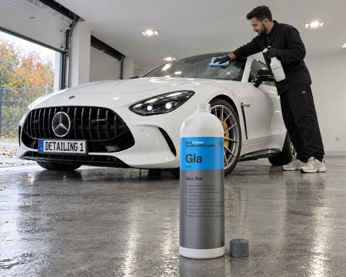 Detailing1 Hero: Glass cleaner — cleaning the windscreen streak-free (Desktop)