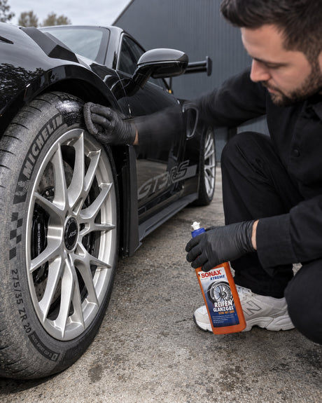 Detailing1 Auftrag von SONAX XTREME ReifenGlanzGel mit dem Koch-Chemie Puck auf die Reifenflanke