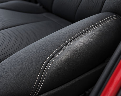 Detailing1 resultado — la costura separa el cuero BMW limpio y satinado mate del panel de al lado, aún grasiento