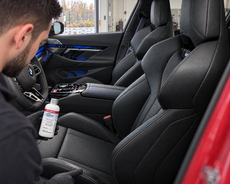 Detailing1 pielęgnacja skóry BMW — tłusty połysk na boczku fotela BMW M5, Daniel z COLOURLOCK Leather Cleaner (Mild)