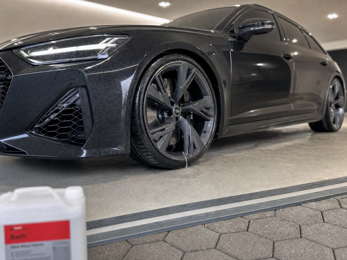 Schone Audi RS6-velg na Koch-Chemie Alkali Wheel Cleaner Awh, jerrycan wazig op de achtergrond