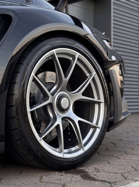 Saubere Porsche-Magnesium-Felge nach Anwendung des Koch-Chemie Magic Wheel Cleaner mit Wasserspuren — Werkstatt-Kontext