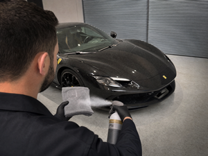 Anwendung des PerfectFinish Sealant Pfs auf das Mikrofasertuch, niemals direkt auf den Lack