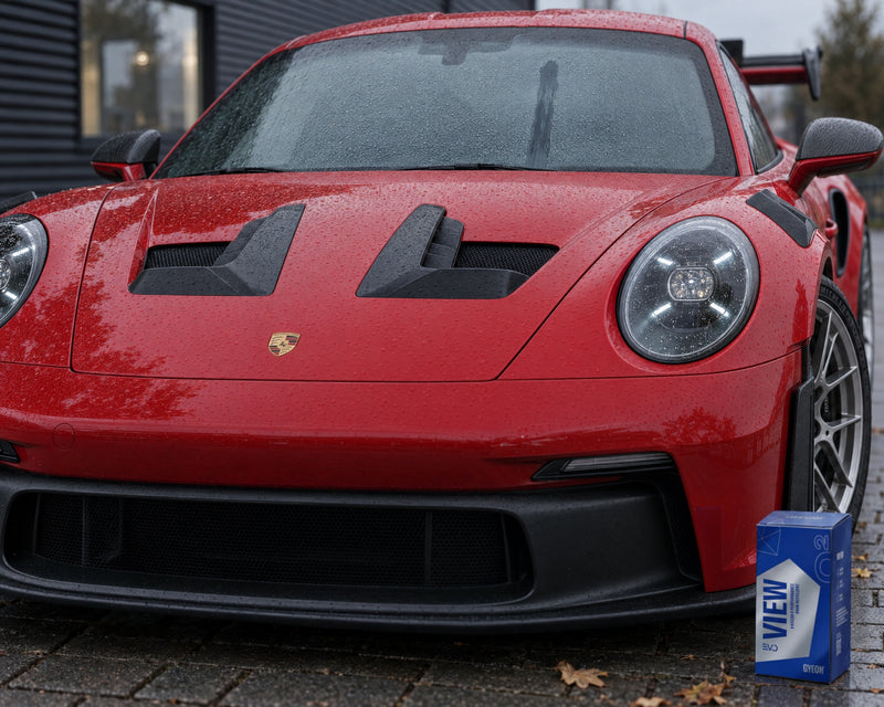 GYEON Q² View EVO in front of the dew-covered windscreen of a red Porsche 911 GT3 RS – rain repellent in winter