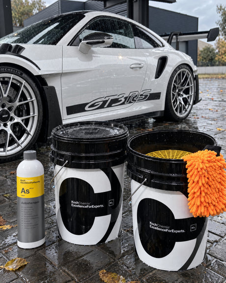 Koch-Chemie Autoshampoo As, twee Detailing Buckets, Meguiars Grit Guard en Hybrid Wash Mitt voor een Porsche 911 GT3 RS