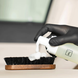 Detailing1 COLOURLOCK Leather Cleaner (Strong) — reinigingsschuim uit de Foamer Bottle op de leerborstel