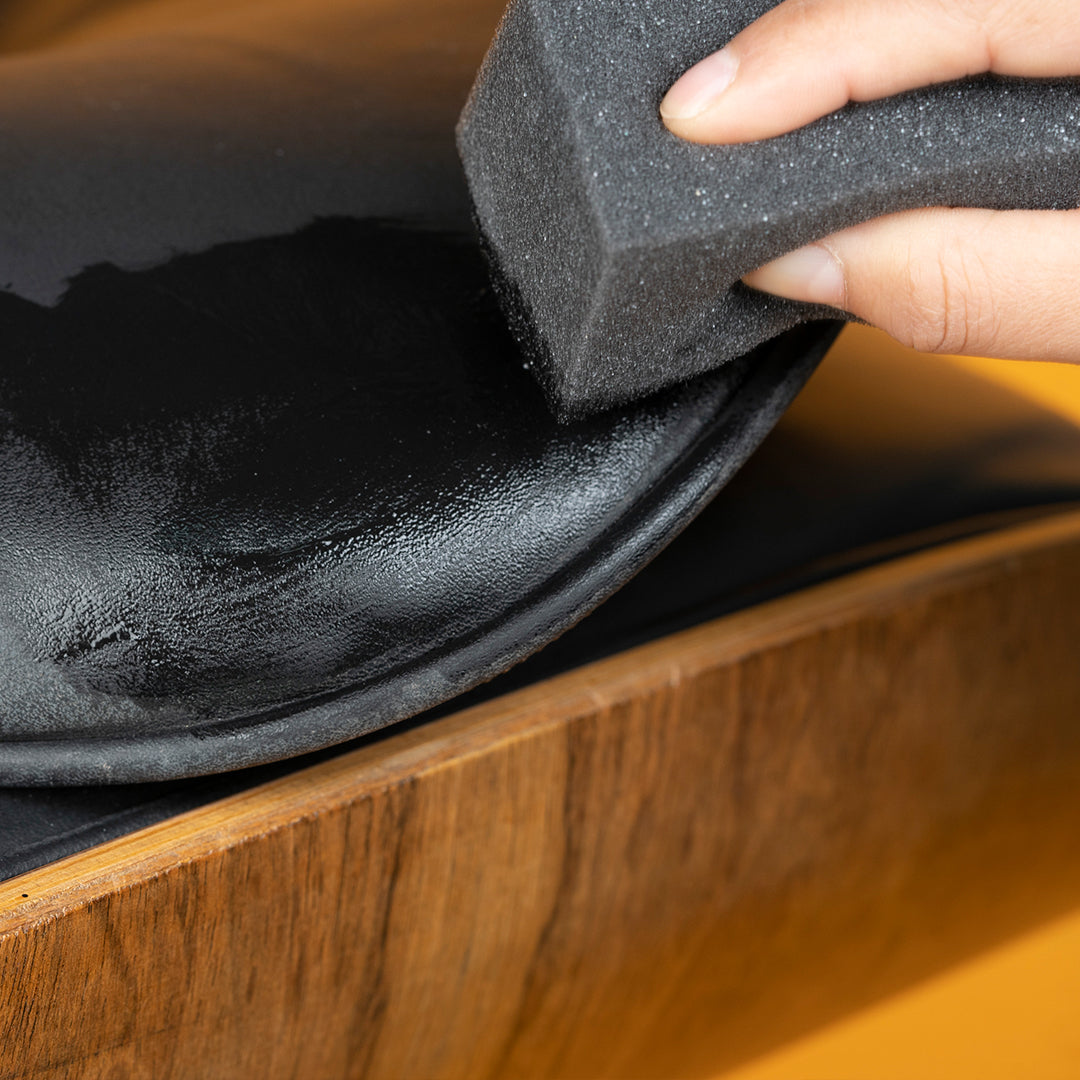 Detailing1 COLOURLOCK Leather Fresh Set XS — reavivar un sillón de cuero negro con la esponja