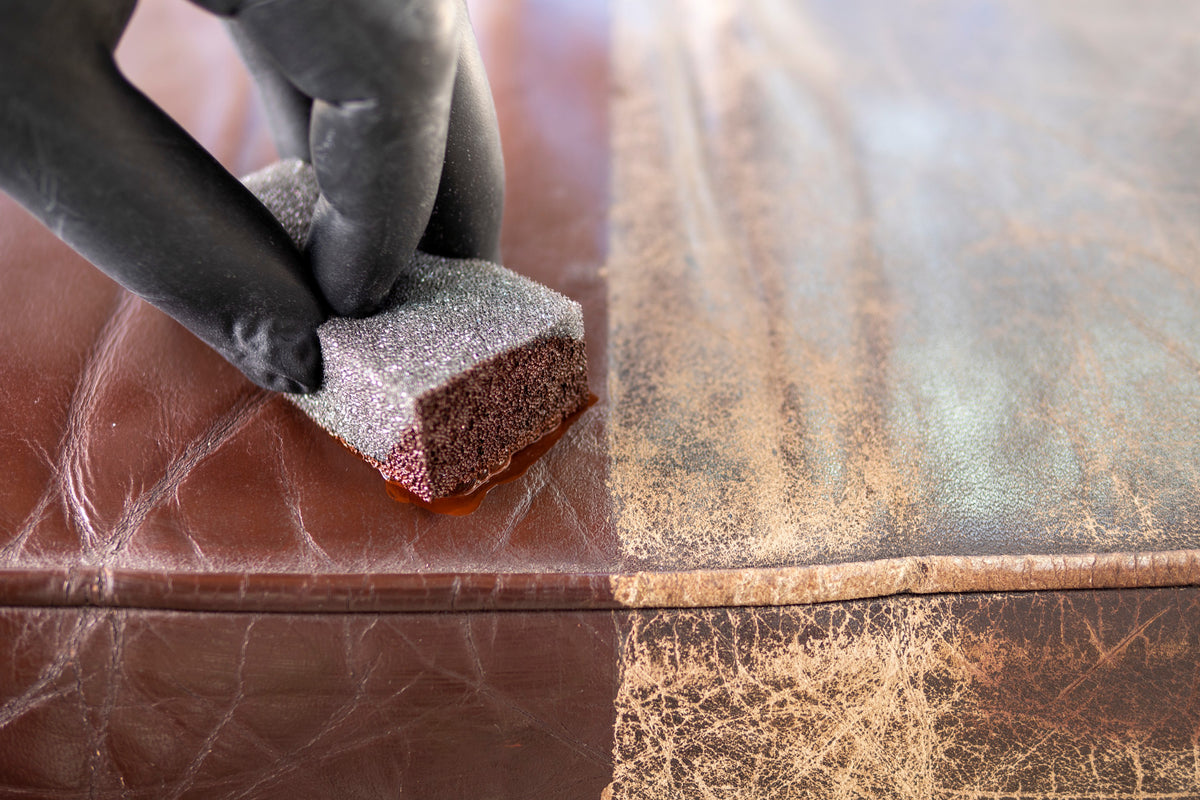 Detailing1 COLOURLOCK Leather Fresh — braunes Leder halb aufgefrischt, daneben noch rissig und verblasst