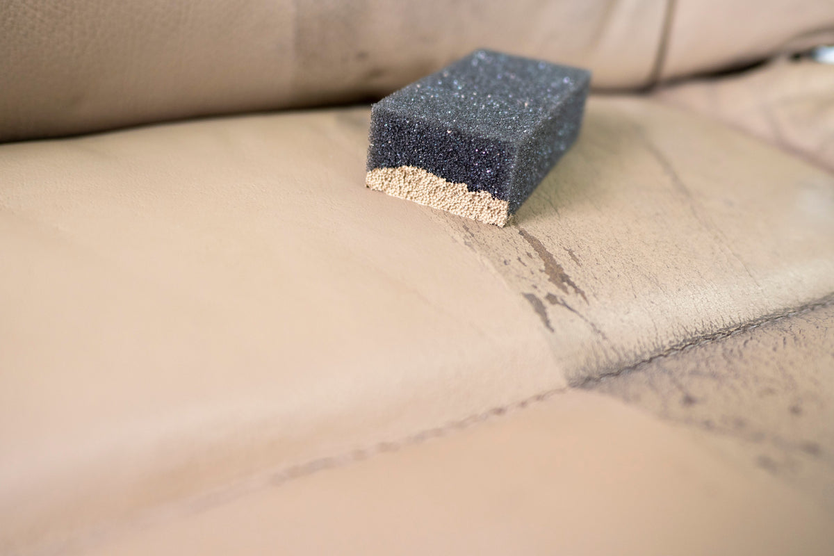 Detailing1 COLOURLOCK ravvivare il colore della pelle — sedile in pelle chiara consumato con la spugna