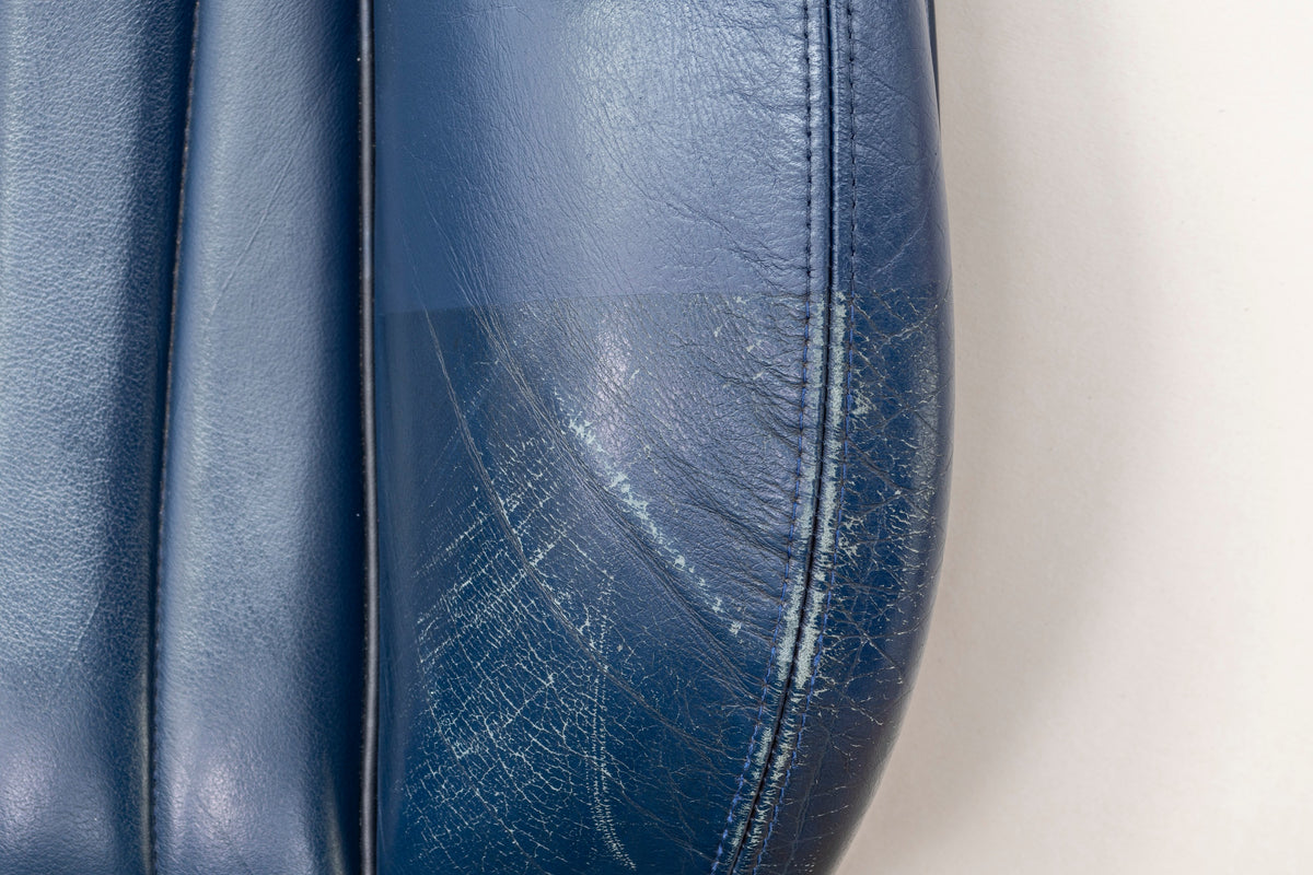 Detailing1 COLOURLOCK graffi sulla pelle — fianchetto in pelle liscia blu graffiato e consumato