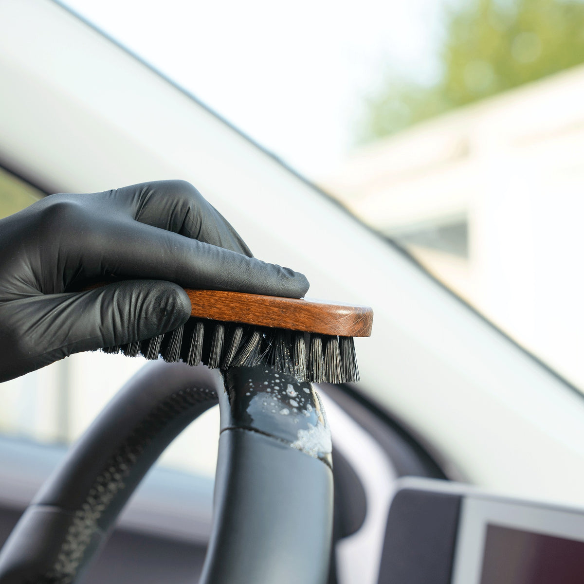 Detailing1 COLOURLOCK pulire il volante in pelle — corona del volante spazzolata con la spazzola per pelle