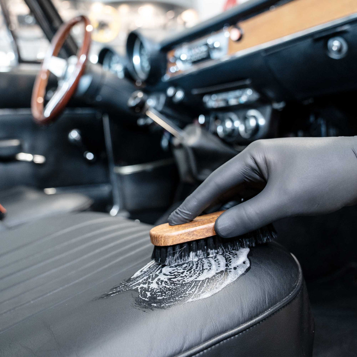 Detailing1 COLOURLOCK cura della pelle per auto d'epoca — sedile in pelle spazzolato con la schiuma
