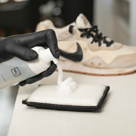 Detailing1 COLOURLOCK Sneaker Cleaner — piana czyszcząca na padzie, w tle brudny sneakers